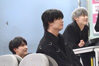 リーダーの投球を見守る（左から）ハル、カイ、アロハ。