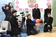 リーダーの投球を見守る超特急の8人。