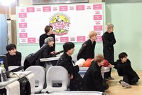 リーダーの投球を見守る超特急の8人。