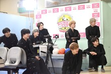 リーダーの投球を見守る超特急の8人。