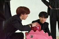 ボールを転がすリョウガ。