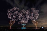 「SUGOI花火『B'z ULTRA FIREWORKS 2022-2023』」千葉公演の写真。（Photo by コザイリサ）