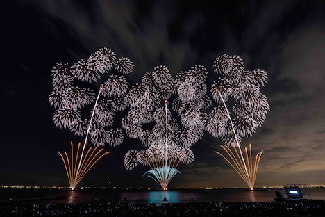 「SUGOI花火『B'z ULTRA FIREWORKS 2022-2023』」千葉公演の写真。(Photo by コザイリサ)