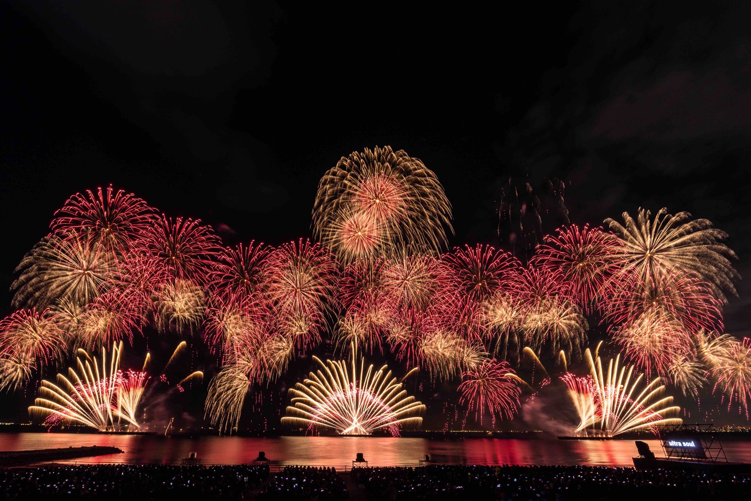 「SUGOI花火『B'z ULTRA FIREWORKS 2022-2023』」千葉公演の写真。（Photo by コザイリサ）
