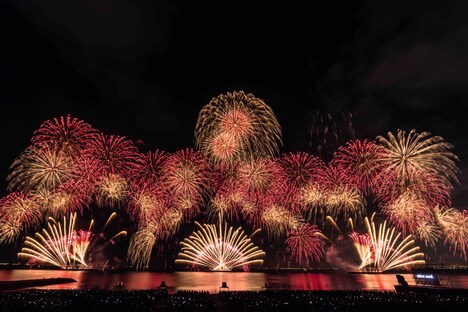 「SUGOI花火『B'z ULTRA FIREWORKS 2022-2023』」千葉公演の写真。(Photo by コザイリサ)