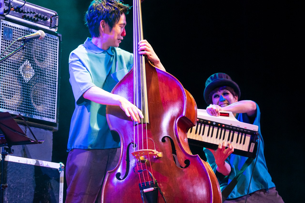 左からH ZETT NIRE（B）、H ZETT M（Piano）。（Photo by Yuta Ito）