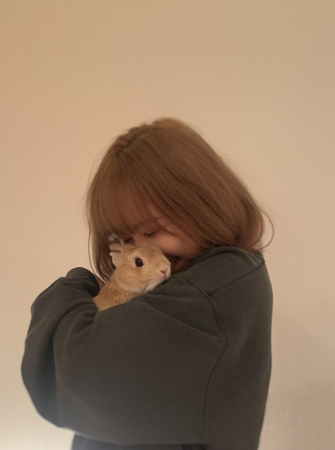 MACOに抱きしめられているドワフちゃん。