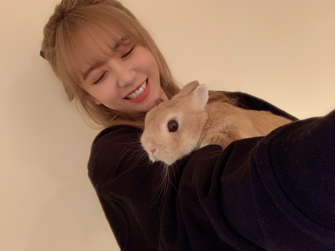 MACOの腕にくっつくドワフちゃん。