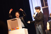 左から川尻蓮、鶴房汐恩。(c)LAPONE Entertainment