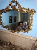 「Spicy」コンセプトフォトよりカリナとニンニン。（aespa Twitter @aespa_officialより）