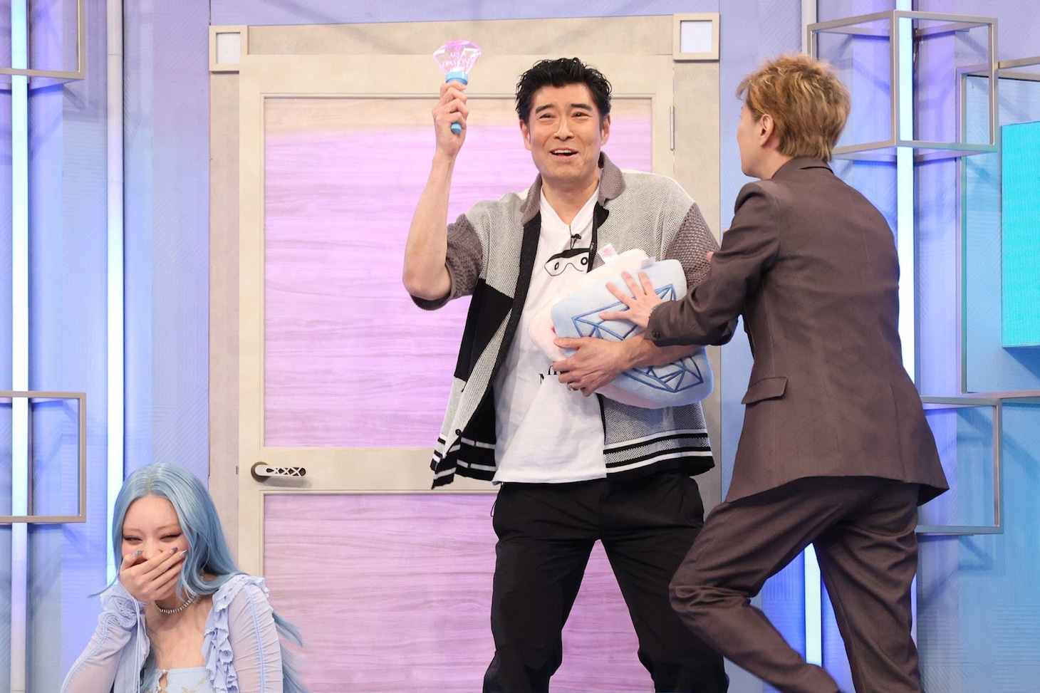 左からちゃんみな、高嶋政宏、中居正広。(c)フジテレビ