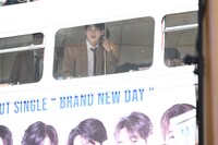 バスから渋谷109前の特設スペースを眺める大久保波留。