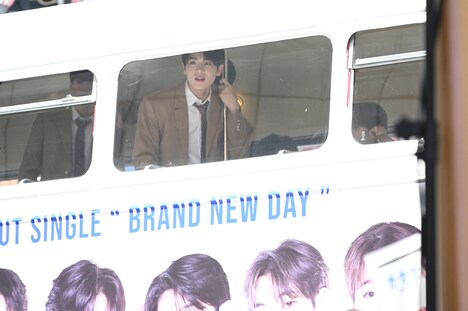 バスから渋谷109前の特設スペースを眺める大久保波留。