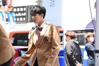 特設ステージへ入場する平本健。