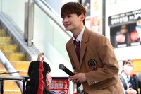 スタッフからマイクを受け取り一礼する寺尾香信。