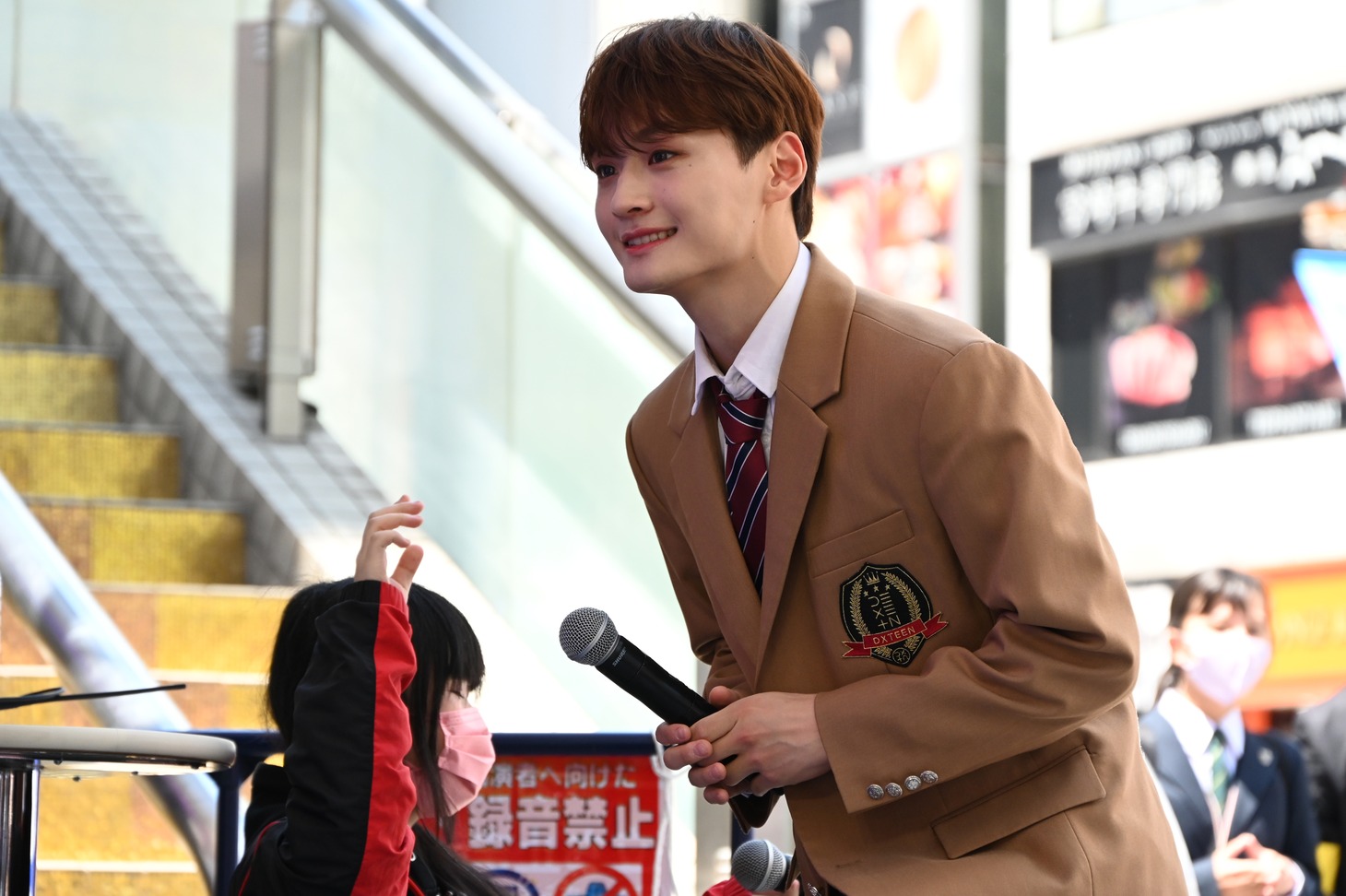 スタッフからマイクを受け取り一礼する寺尾香信。