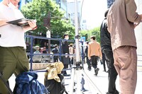 退場し、池袋へ向かう車両に乗り込むDXTEEN。