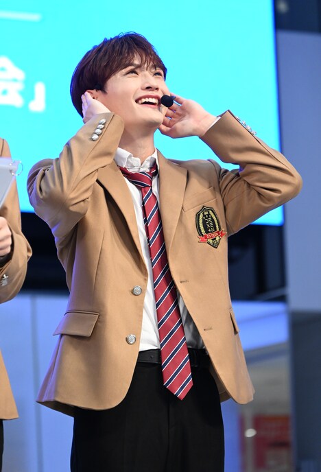 NICOに視線を送る寺尾香信。