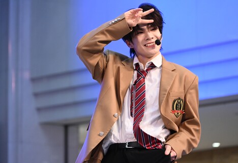 パフォーマンス中の谷口太一。