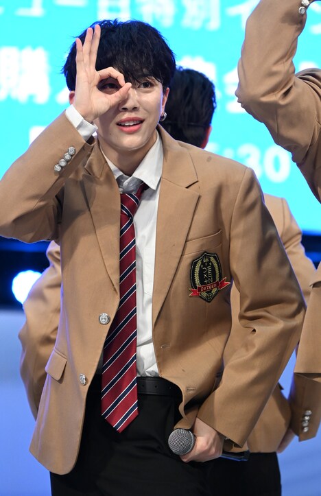 パフォーマンス中の平本健。