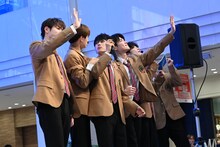 イベント終了間際にNICOに手を振るDXTEEN。