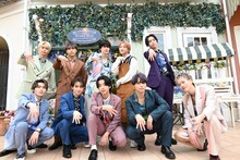 MV撮影時、“Magicポーズ”を決めるBUDDiiS。