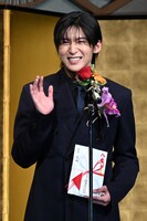 「最後まで観てねー」とファンに伝え、照れ笑いを浮かべる目黒蓮（Snow Man）。