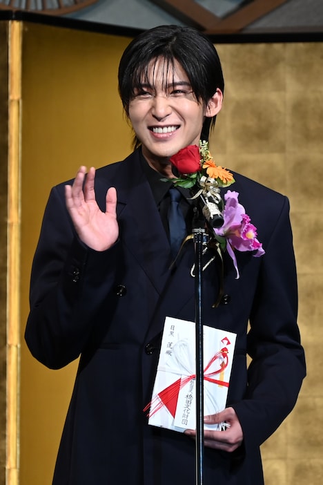 「最後まで観てねー」とファンに伝え、照れ笑いを浮かべる目黒蓮（Snow Man）。