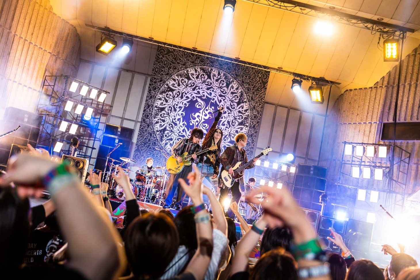 「MUCC 25th Anniversary TOUR『Timeless』～鵬翼・極彩～」日比谷公園大音楽堂公演の様子。（撮影：冨田味我）