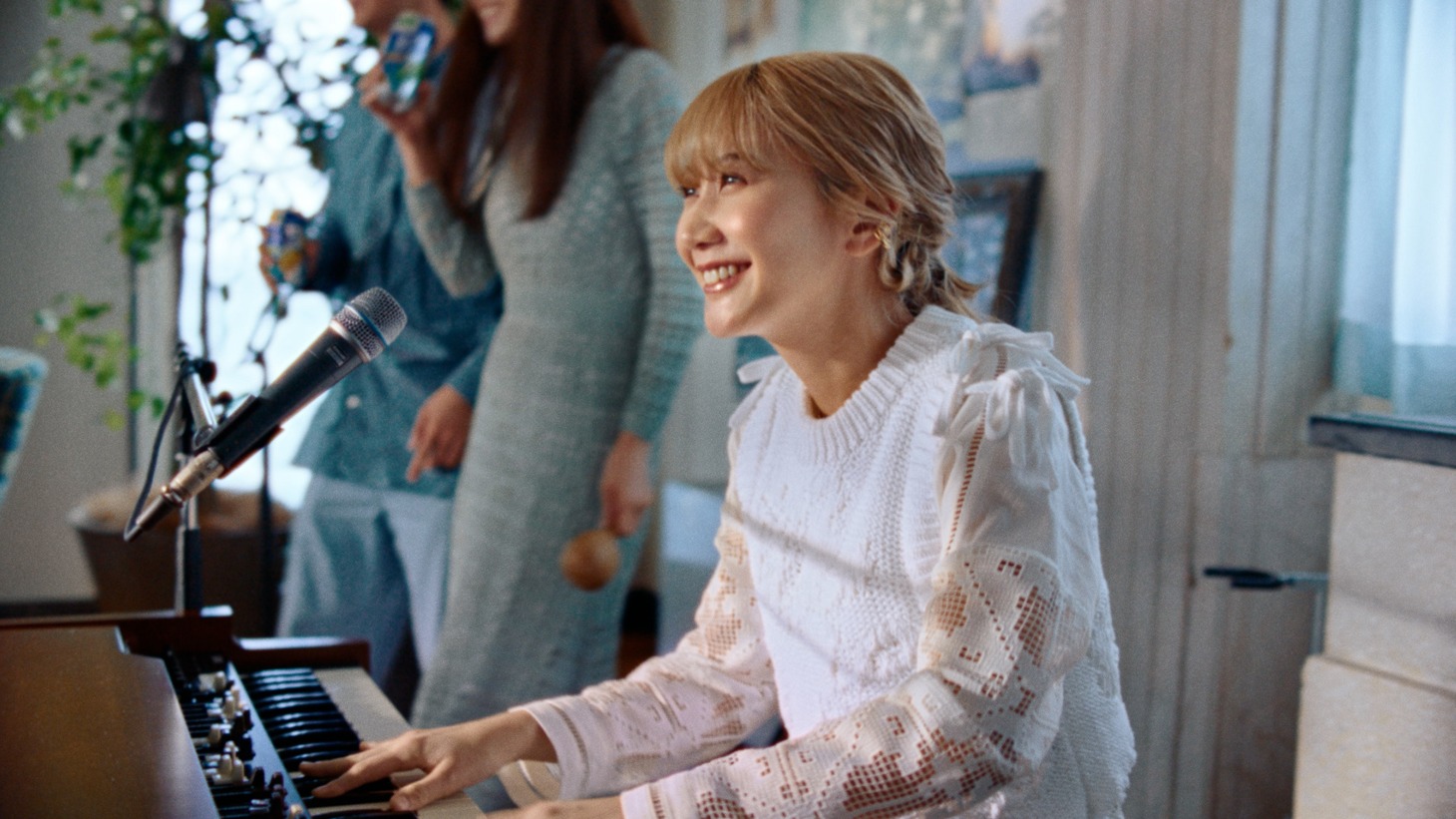 「キリン 氷結」の新テレビCM「CLUB氷結 曲を作ろう篇」より。