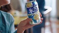 「キリン 氷結」の新テレビCM「CLUB氷結 曲を作ろう篇」より。