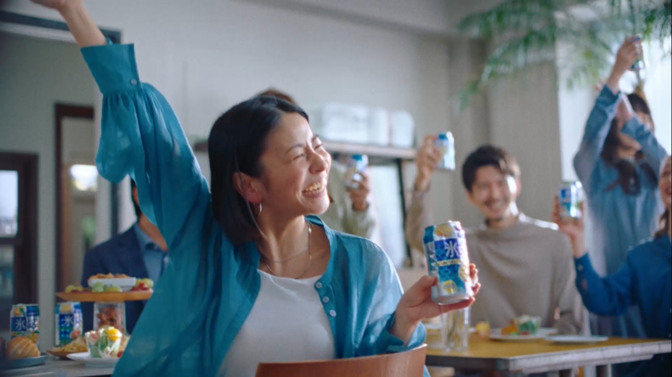 「キリン 氷結」の新テレビCM「CLUB氷結 曲を作ろう篇」より。
