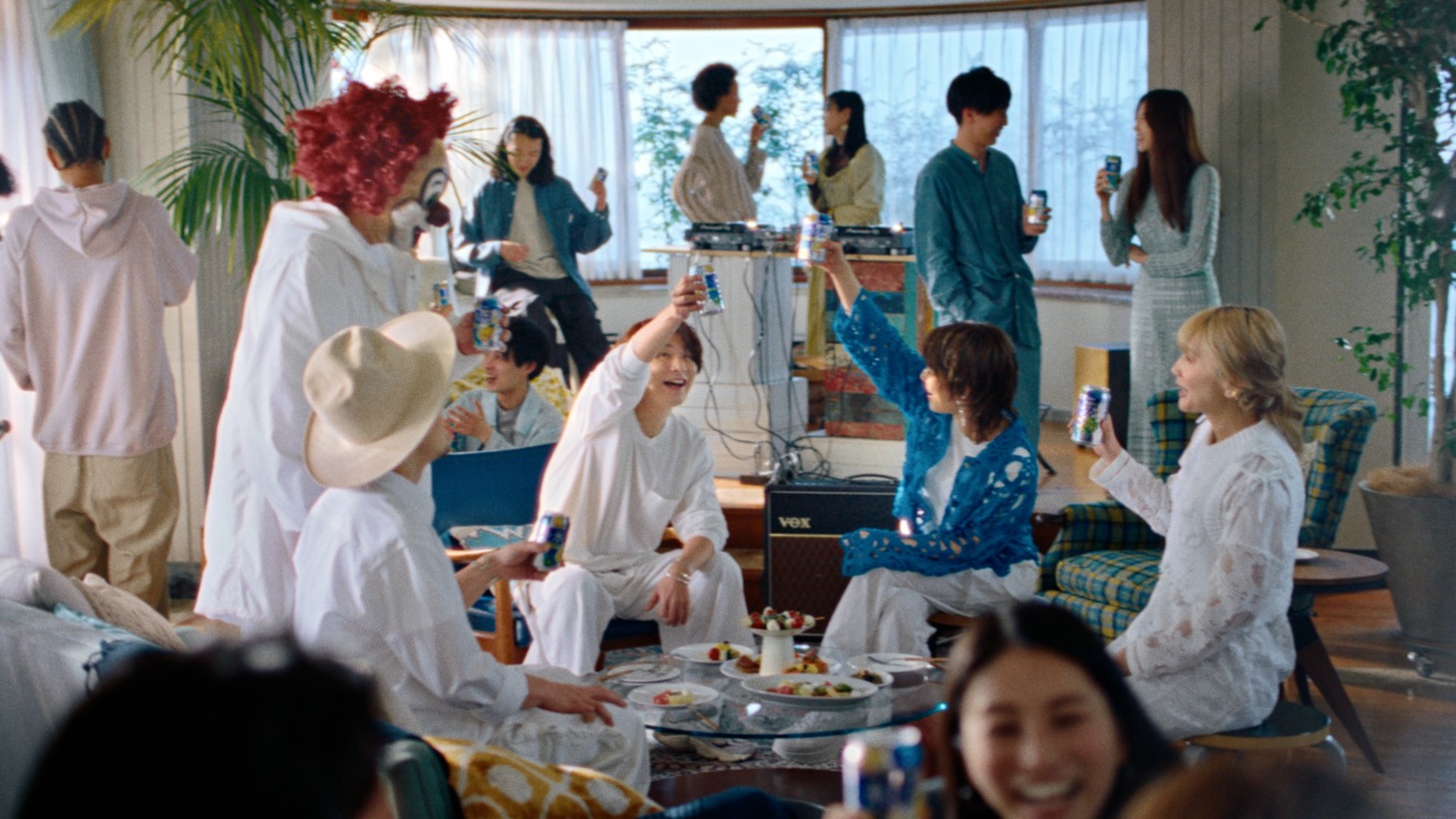 「キリン 氷結」の新テレビCM「CLUB氷結 曲を作ろう篇」より。