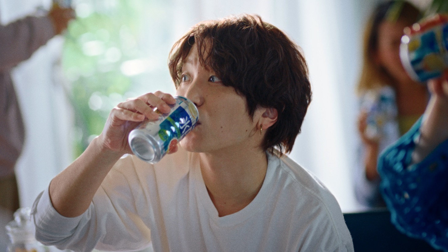 「キリン 氷結」の新テレビCM「CLUB氷結 曲を作ろう篇」より。