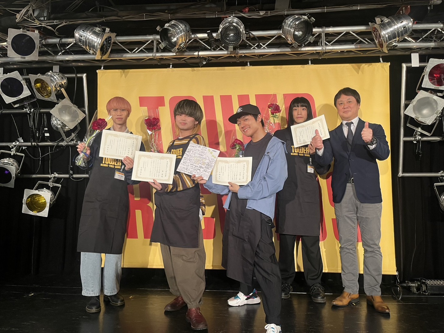クジラ夜の街と日本クラウン代表取締役社長・片岡恵介氏（右）。