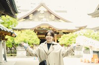 湯島天神を訪れた土岐麻子。