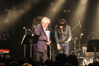 左から小西康陽、志磨遼平（ドレスコーズ）。（撮影：森好弘）