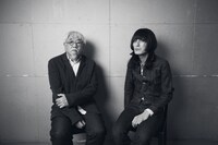 左から小西康陽、志磨遼平（ドレスコーズ）。（撮影：森好弘）