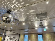 「ビバ～マツケンサンバIIワールドカフェ～オレ！」店内を照らすミラーボール。