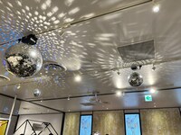 「ビバ～マツケンサンバIIワールドカフェ～オレ！」店内を照らすミラーボール。