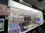 「ビバ～マツケンサンバIIワールドカフェ～オレ！」グッズショップの様子。