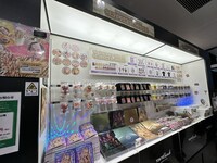 「ビバ～マツケンサンバIIワールドカフェ～オレ！」グッズショップの様子。