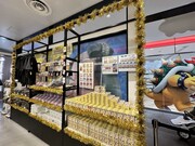 「ビバ～マツケンサンバIIワールドカフェ～オレ！」グッズショップの様子。