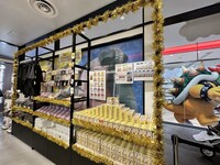 「ビバ～マツケンサンバIIワールドカフェ～オレ！」グッズショップの様子。