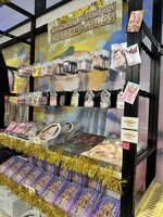 「ビバ～マツケンサンバIIワールドカフェ～オレ！」グッズショップの様子。