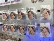 大きな笑顔のアクリルキーホルダー（花ざかり）