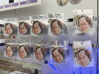 大きな笑顔のアクリルキーホルダー（花ざかり）