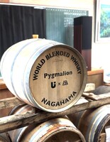 校長室に置かれたUVERworldと長濱蒸溜所のコラボウイスキー「Pygmalion」の樽。