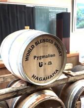 校長室に置かれたUVERworldと長濱蒸溜所のコラボウイスキー「Pygmalion」の樽。