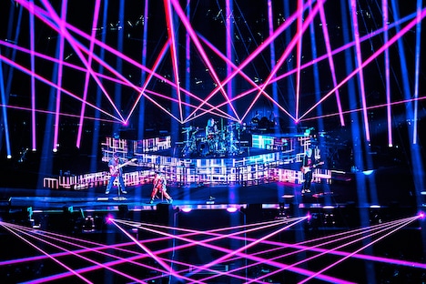 「ONE OK ROCK 2023 LUXURY DISEASE JAPAN TOUR」の様子。（photo by Kazushi Hamano）